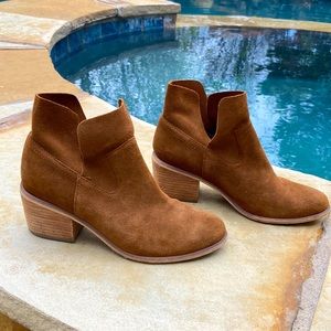 Brass Plum by Nordstrom Brice notched bootie brown suede